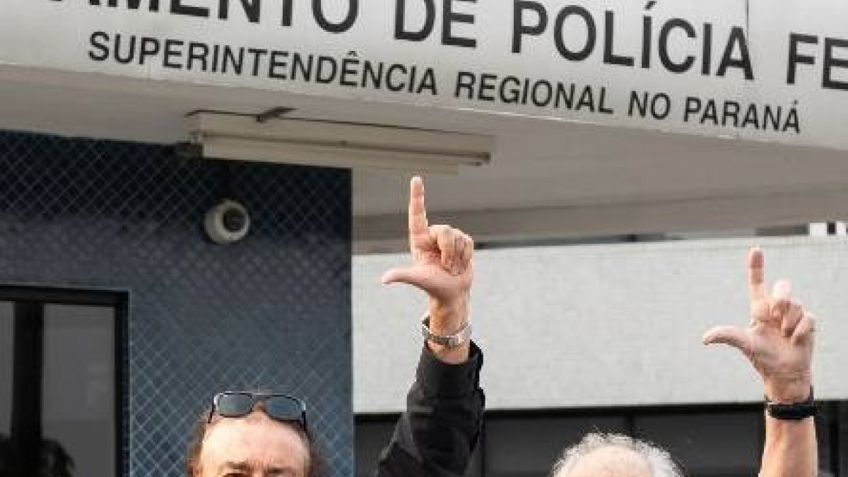 AME6728. CURITIBA (BRASIL), 12/09/2019.- El premio Nobel de la Paz 1980, el argentino Adolfo Pérez Esquivel (d), y el sociólogo español Ignacio Ramonet (i) salen este jueves de la sede de la Policía Federal de Curitiba (Brasil), hasta donde llegaron para visitar en su celda al expresidente brasileño Luiz Inácio Lula da Silva, quien cumple desde abril del año pasado una pena de ocho años y diez meses por corrupción y lavado de dinero. EFE/ Henry Milleo