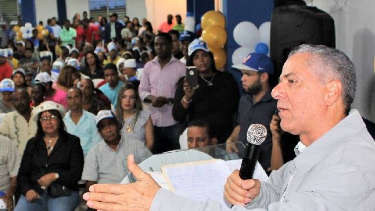 Santo Domingo Este.- El precandidato a la Alcaldía de Santo Domingo Este (ASDE) por el Partido Revolucionario Moderno (PRM) Manuel Jiménez aseguró este domingo que organizó una propuesta para hacer de ese municipio, que para él tiene todas las características de un barrio, una gran ciudad.
Jiménez indicó que para lograr eso se precisa de una visión, de un liderazgo local interesado y un plan. Resaltó que según la Ley de Estrategia Nacional, los municipios deben tener un plan de desarrollo de 10, 15 o 25 años. Hoy/Fuente Externa 5/8/19