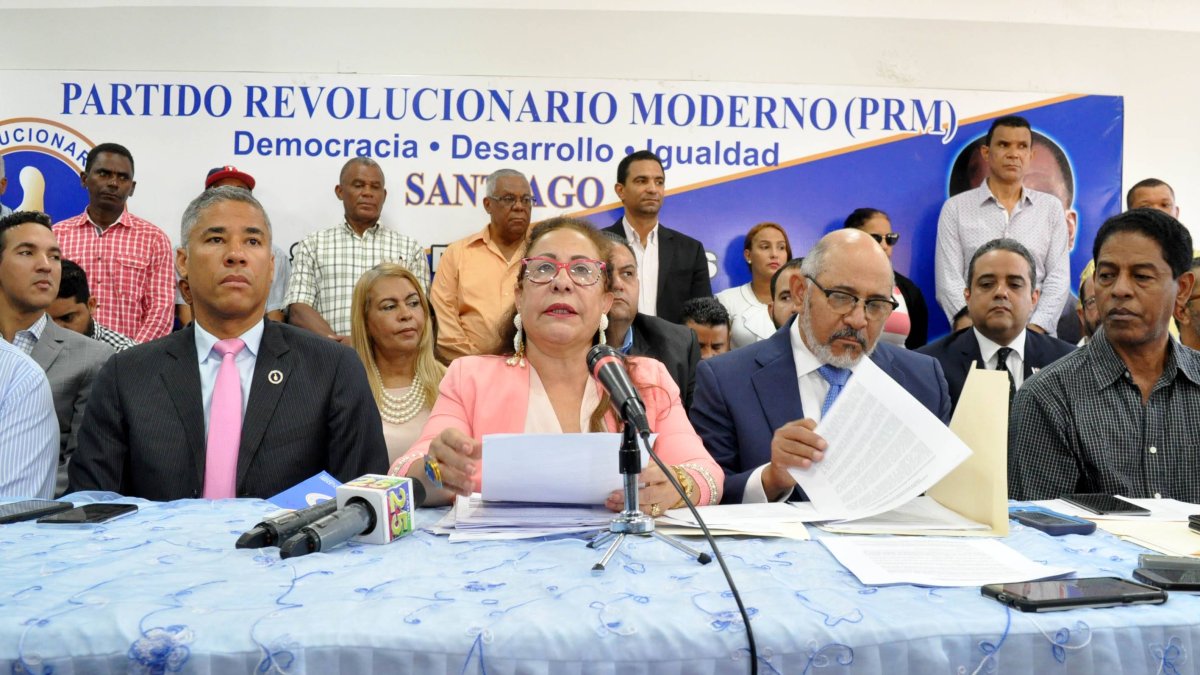 El PRM mediante una rueda de prensa denunció males sociales. Al centro Rosa Santos presidenta provincial del PRM en Santiago. Hoy/ Wilson Aracena.