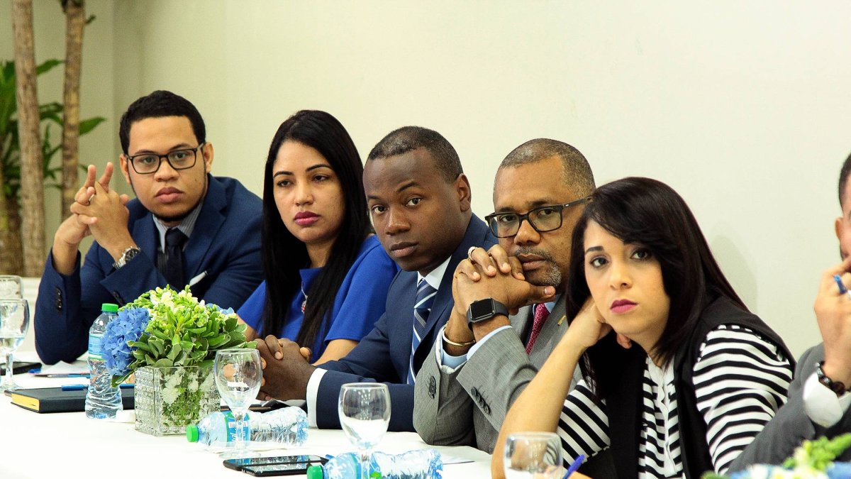 Miembros del MP del DN durante reunión con representantes de la ABA y entidades financieras.