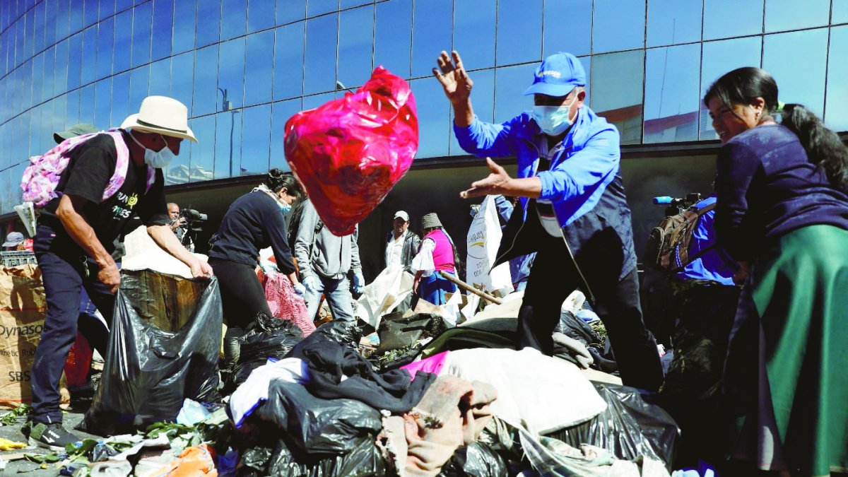 AME9658. QUITO (ECUADOR), 14/10/2019.- Ciudadanos, manifestantes indígenas y trabajadores limpian las calles luego de que se anunciara el fin de las protestas, este lunes, en Quito (Ecuador). Ecuador recupera este lunes de a poco la normalidad tras once días de protestas, varias de ella violentas, que terminaron la noche del domingo una vez que el Gobierno y los líderes indígenas llegaron a un acuerdo sobre el decreto que eliminó los subsidios a los combustibles. También esta mañana, miles de personas participaban en tareas de limpieza en las calles donde las manifestaciones dejaron varios daños y material atravesado como adoquines y árboles. EFE/ Paolo Aguilar