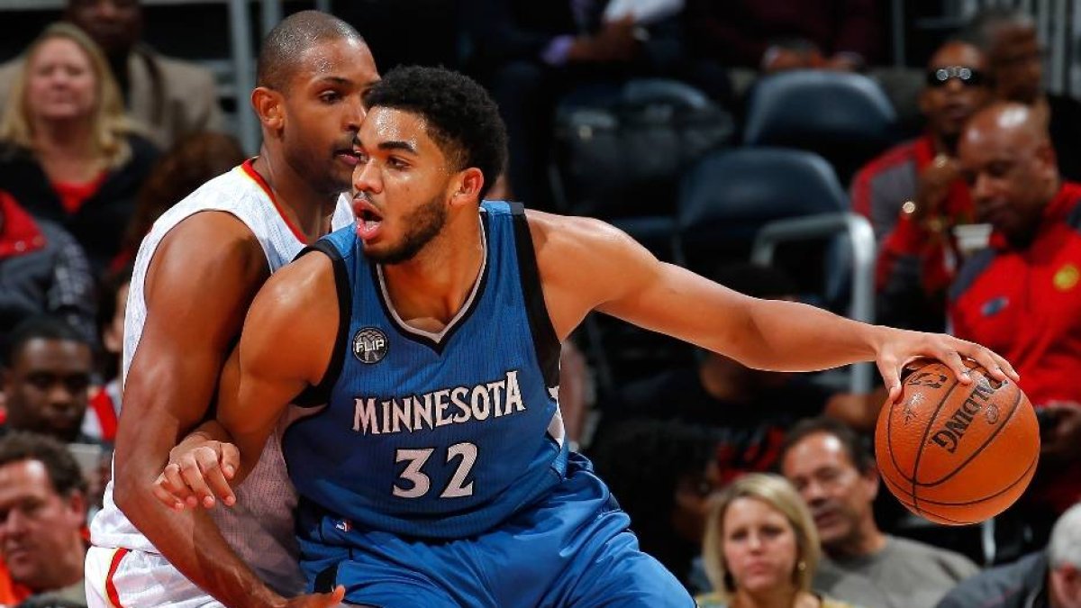 ATLANTA, GA - NOVEMBER 09: Al Horford #15 of the Atlanta Hawks defends against Karl-Anthony Towns #32 of the Minnesota Timberwolves at Philips Arena on November 9, 2015 in Atlanta, Georgia. NOTE TO USER User expressly acknowledges and agrees that, by downloading and or using this photograph, user is consenting to the terms and conditions of the Getty Images License Agreement. Kevin C. Cox/Getty Images/AFP
== FOR NEWSPAPERS, INTERNET, TELCOS & TELEVISION USE ONLY ==