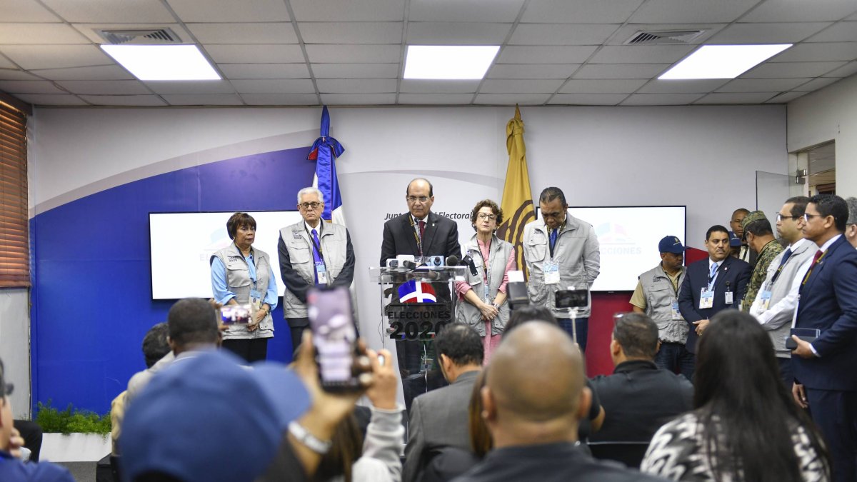 La Junta Central Electoral (JCE), encabezada por su Presidente, Magistrado Julio César Castaños Guzmán, ofreció una rueda de prensa de seguimiento de las elecciones Primarias Simultáneas en la cual informó que las 7,372 mesas de votación que fueron instaladas en los 3,890 recintos electorales de 157 municipios y el Distrito Nacional, funcionan con normalidad en un 100%.