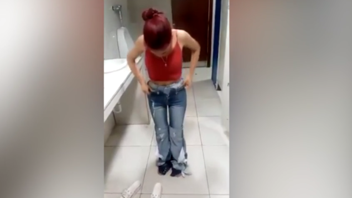 Video: ¡Insólito! Vea aquí cómo mujer intenta robar 8 jeans de una tienda