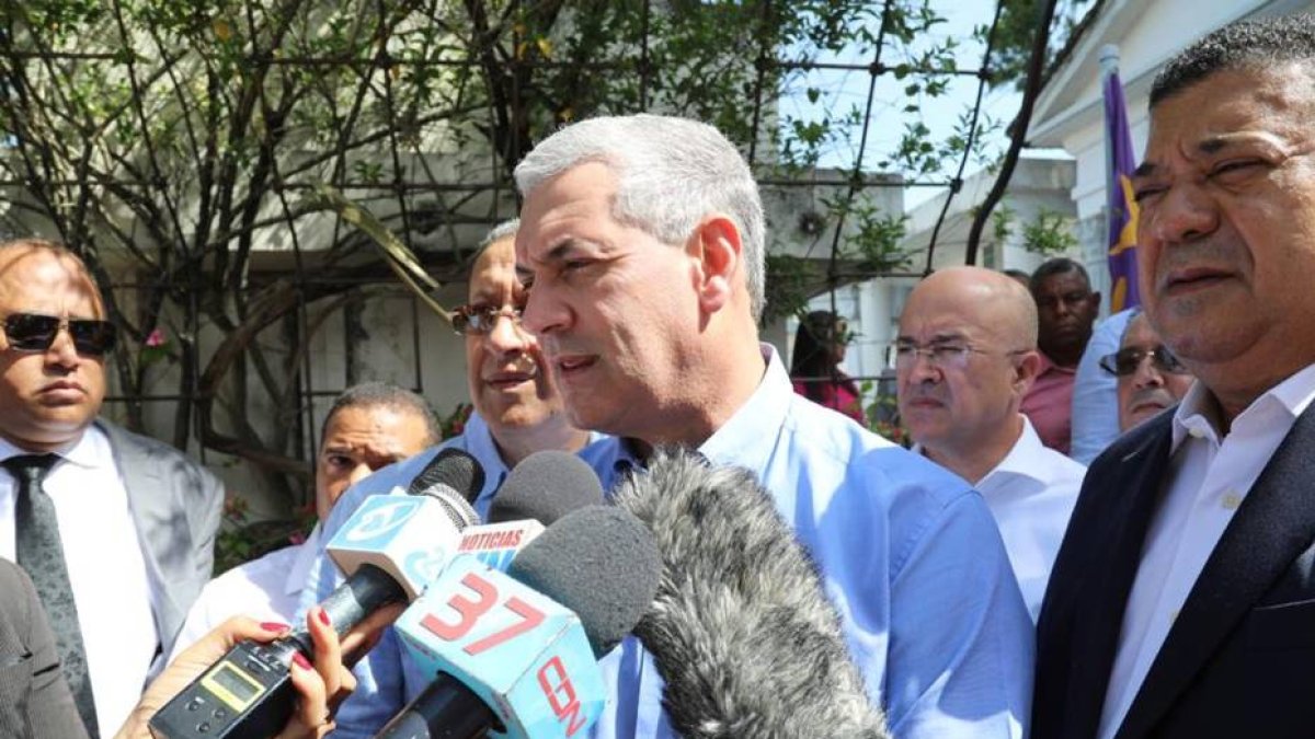 LA VEGA.- El electo candidato presidencial del Partido de la Liberación Dominicana (PLD), Gonzalo Castillo, visitó este miércoles la tumba del profesor Juan Bosch, donde depositó una ofrenda floral y ratificó su compromiso de ser un discípulo ejemplar de su obra política, realizando una gestión gubernamental con honestidad y honradez para el bienestar de toda la familia dominicana.  Hoy/Fuente Externa 9/10/19