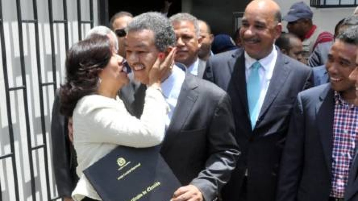Foto de archivo: Margarita Cedeño muestra a Leonel Fernández su certificación de Vicepresidenta de la Repúblical 
Hoy Pablo Matos 05/06/12