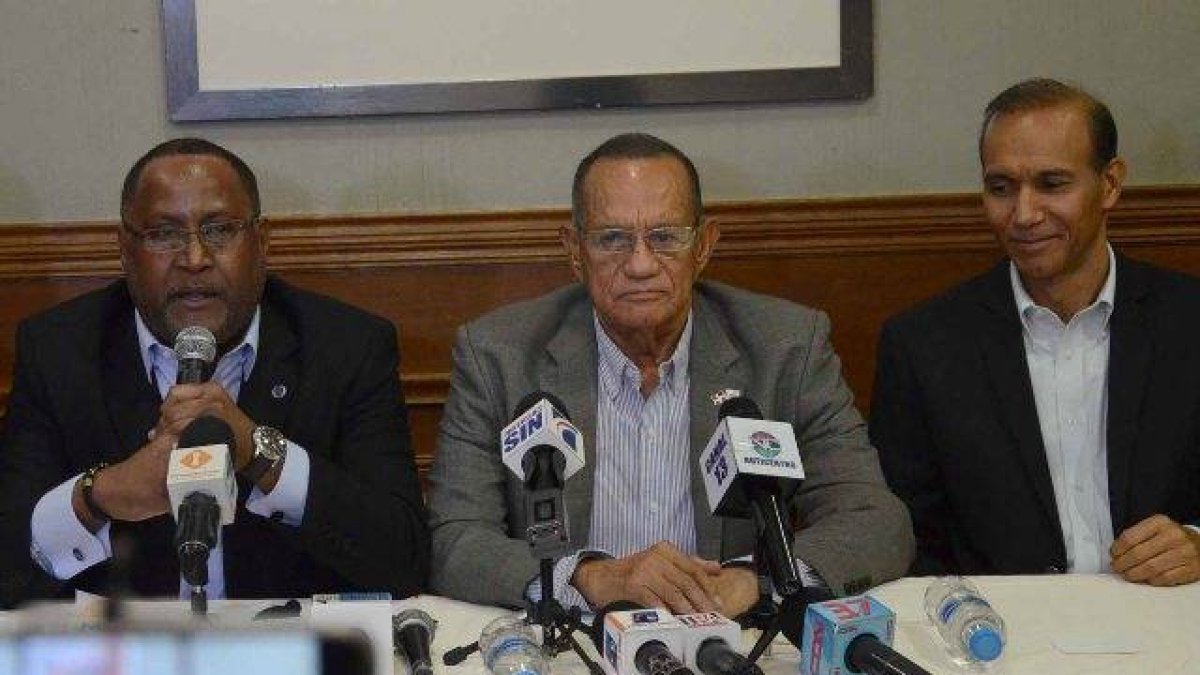 En rueda de prensa, con la participación del ministro de Trabajo Winston de los Santos, los sindicalistas, Gabriel del Río, de la CASC y Jacobo Ramos,de la CNTD,dieron su apoyo a Gonzalo Castillo/foto Jose de Leon