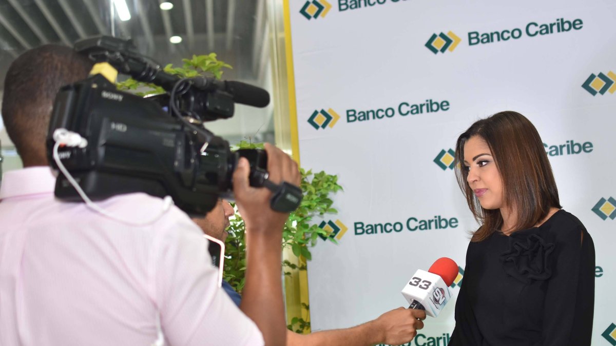 La vicepresidente de negocios de Banco Caribe, Julissa Heredia, habla en la apertura de la nueva sucursal de esa entidad en el centro comercial Occidental Mall, en Manoguayabo, Santo Domingo Oeste.