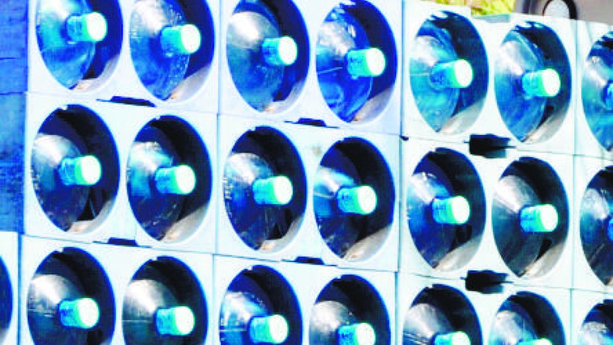 Economia, Reportaje Suben precios del Agua, En foto, se observa un camión circulando en Villa Juana lleno de Botellones de agua, Hoy / Francisco Reyes / 17 / 01 / 2011 /