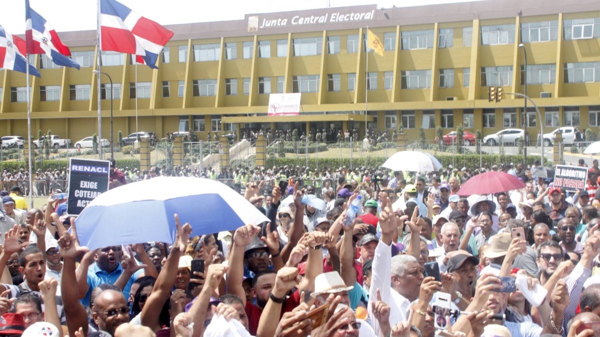 Los suscritos, señores Rubén Maldonado y Juan Fernando son representante político y delegado técnico, respectivamente, del precandidato presidencial , doctor Leonel Fernández Reyna, tenemos a bien exponer , ante esta junta Central Electora( JCE ) lo siguiente documentos. En foto : los manifestantes HOY Duany Nuñez 8-10-2019