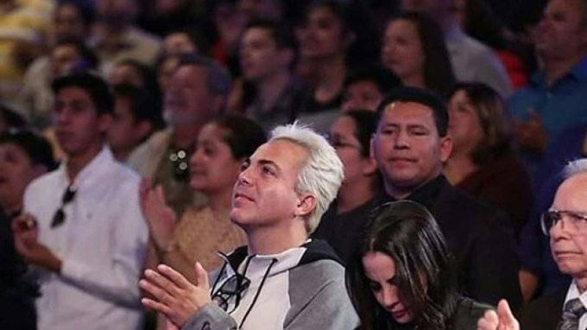 Cristian Castro reaparece con nueva novia en iglesia cristiana