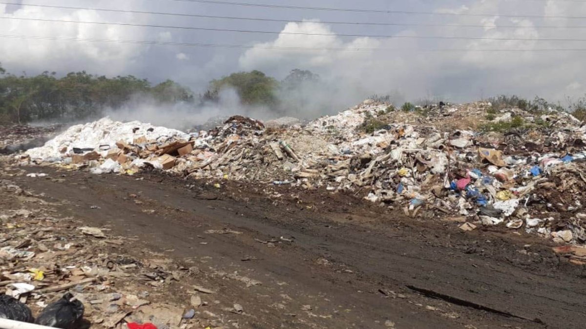 Cortinas de humo,  mal olor y las enfermedades respiratorias continúan afectando a los moradores de las comunidades cercanas al vertedero de Haina, en San Cristóbal por el fuego que lleva varios días, pero se mantenía hoy con menor intensidad. En un recorrido hecho por el HOY Digital en este sectores  se pudo constatar como el humo continuaba afectando hogares de familias y colmados de la zona. Foto/ Melisa Correa 30/09/2019