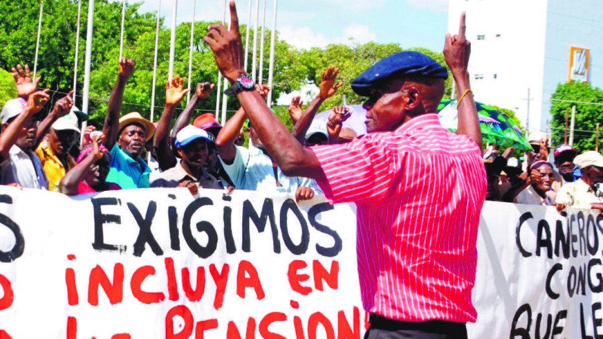 Cañeros protestan frente al Congreso , en demanda de pensiones. En Foto: Jesús Núñez. Hoy/Arlenis Castillo/14/10/19.