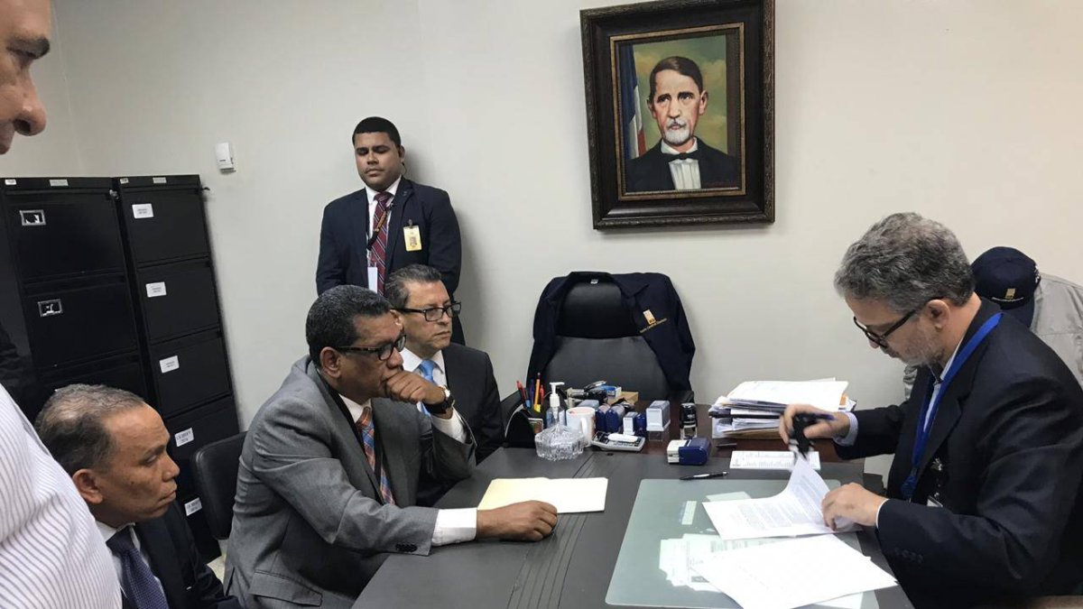 Tras denunciar un fraude, dos representantes del expresidente Leonel Fernández depositaron hoy ante la Junta Central Electoral (JCE) un documento sobre las primarias del Partido de la Liberación Dominicana (PLD), celebradas este domingo 6 de octubre.