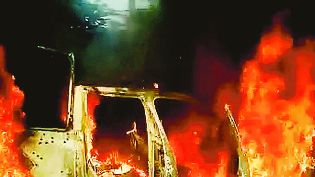 MEX5637. AGUILILLA (MÉXICO), 14/10/2019.- Vista general este lunes de una patrulla de la policía estatal incinerada tras ser emboscada por un grupo armado en Aguililla, estado Michoacán (México). Un total de 14 agentes de la Policía estatal murieron en un ataque perpetrado por un grupo armado en el municipio de Aguililla, en el occidental estado mexicano de Michoacán, informaron este lunes las autoridades. La Secretaría de Seguridad y Protección Ciudadana (SSPC) condena 