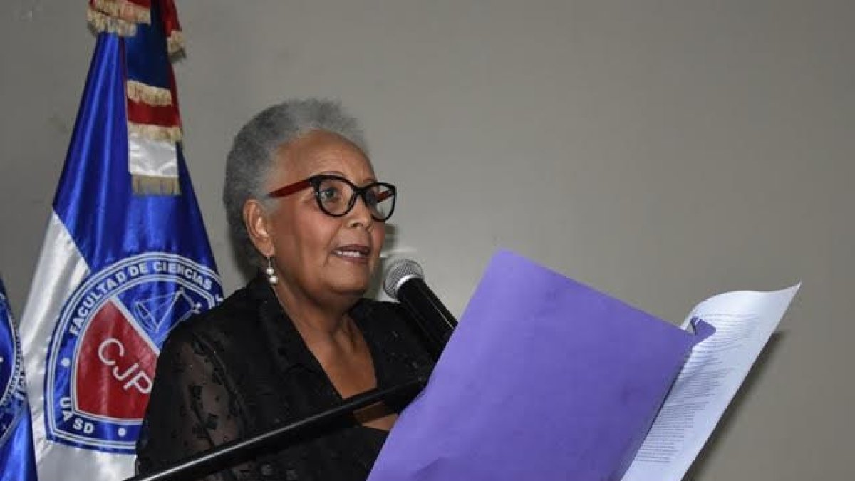 La Profesora Meritísima de la UASD, doctora Carmen Durán, hizo la presentación del libro.
