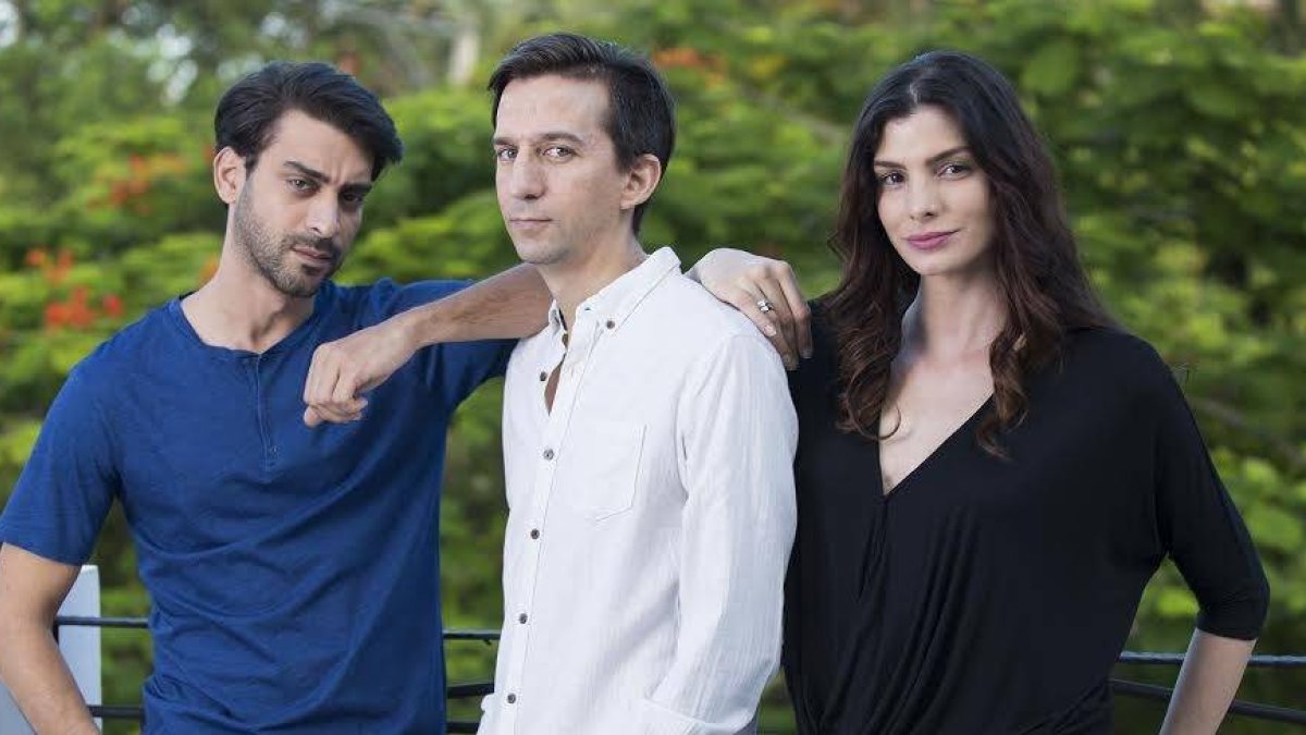 Director y protagonistas de En tu piel