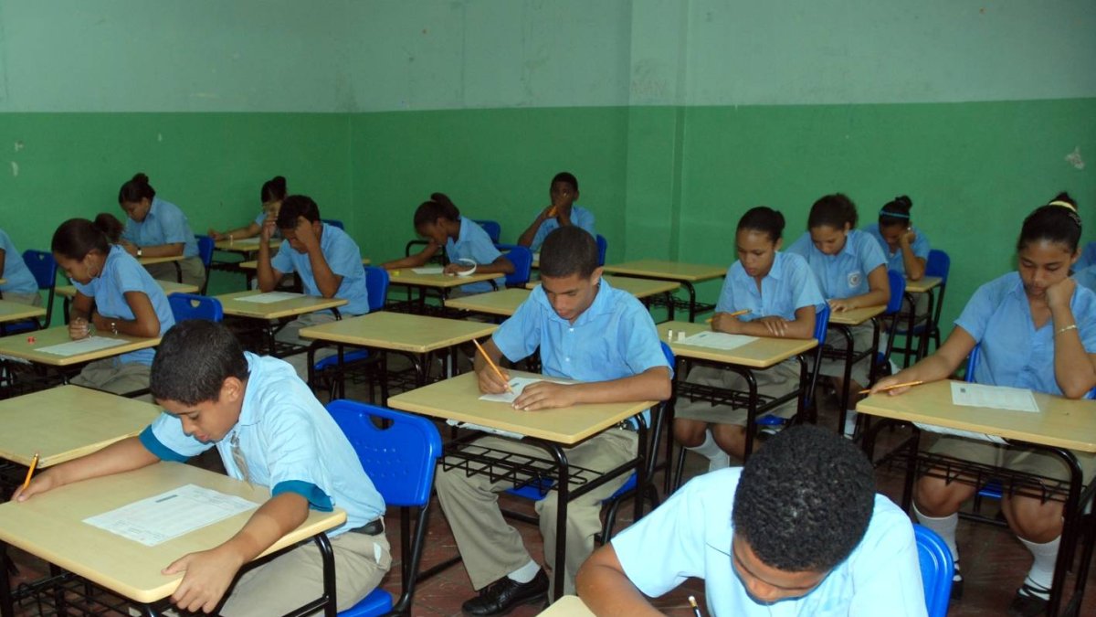 ESTUDIANTES DE LA ESCUELA REPÚBLICA DOMINICANA TOMAN LAS PRUEBAS NACIONALES.  JUSTO MARACALLO.  16-6-09