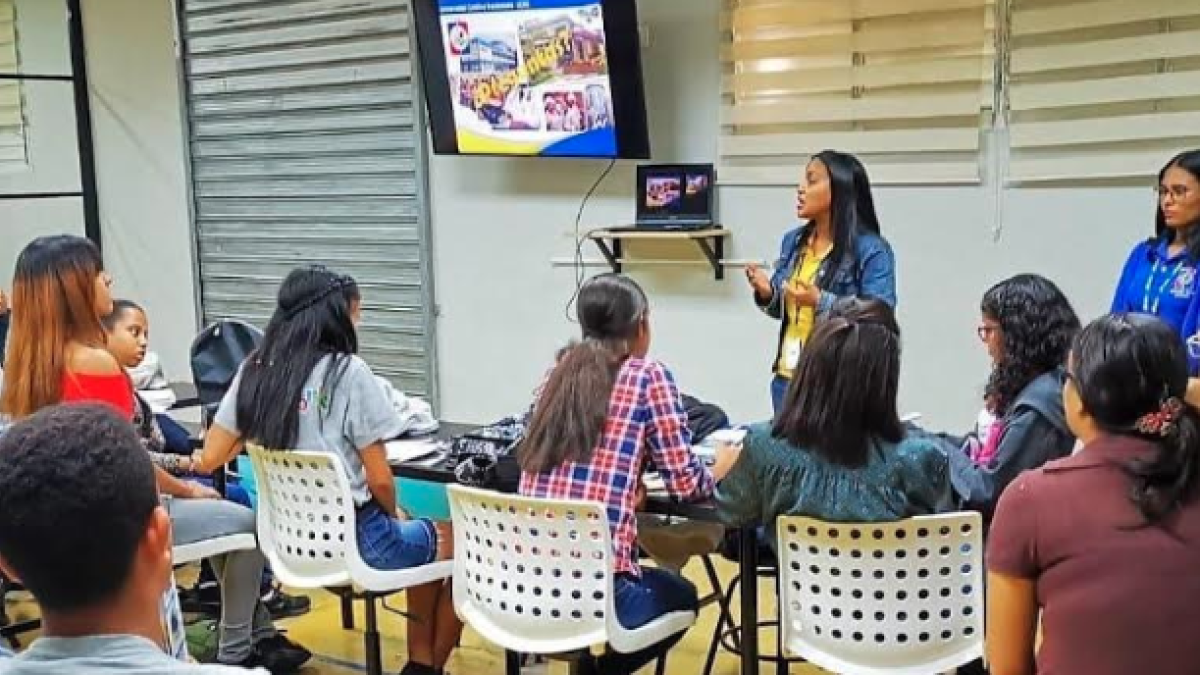 Universidades visitan liceo