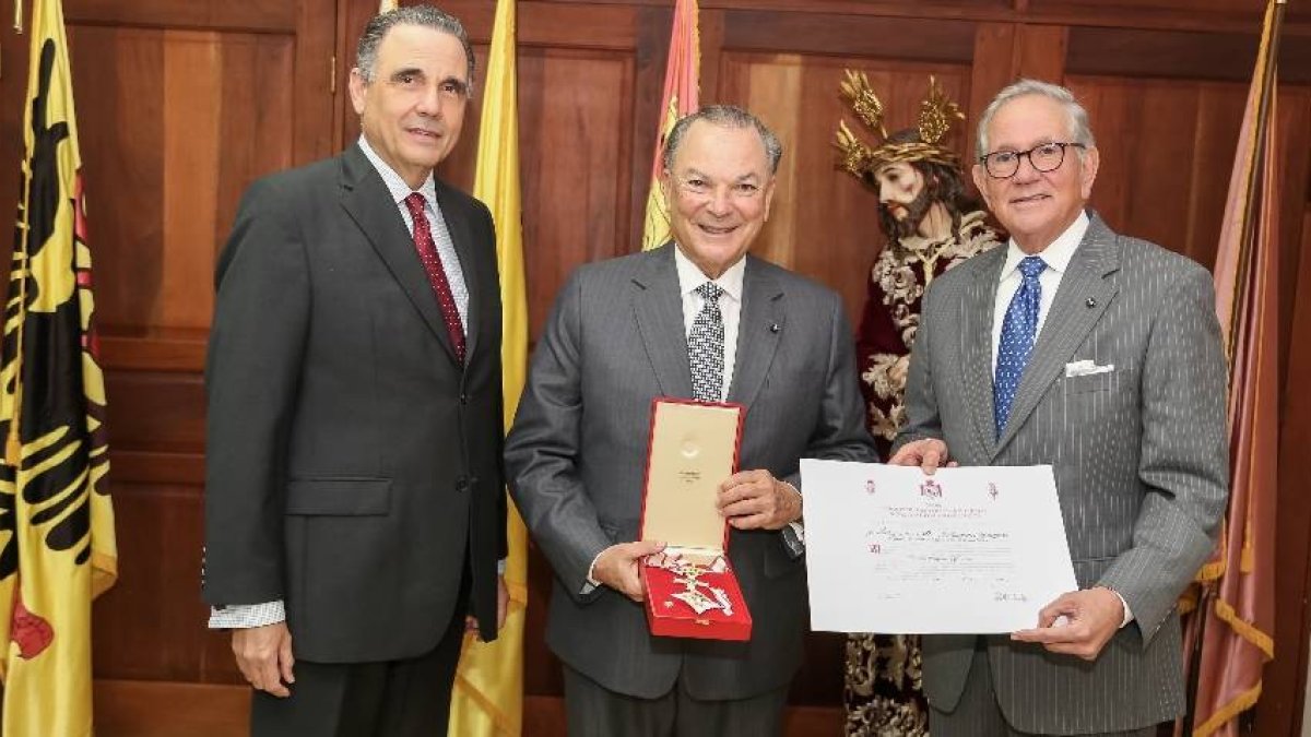 Condecoran a Frank Rainieri