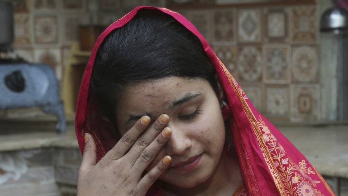 Mahek Liaqat, una paquistaní cristiana que se casó con un chino, llora al narrar la odisea que vivió, Foto tomada el 14 de abril del 2019 en Gujranwala, Pakistán. (AP Photo/K.M. Chaudary, File).