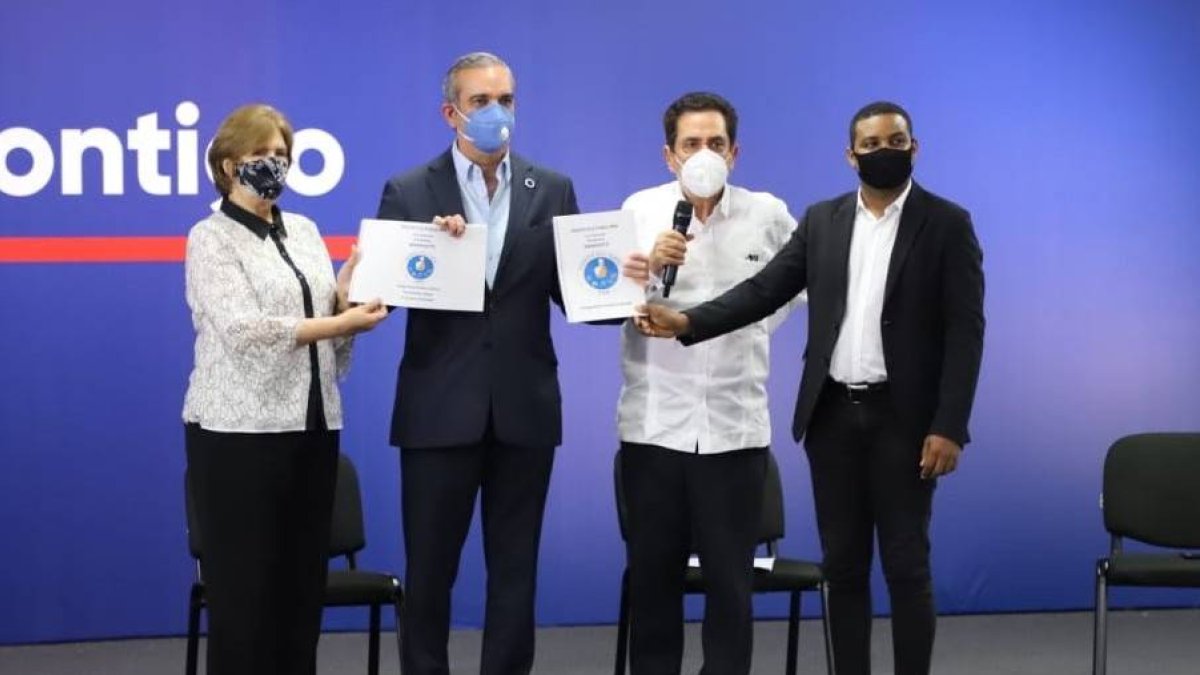 Luis Abinader, candidato presidencial del PRM, junto a artistas e intelectuales. Fuente externa.