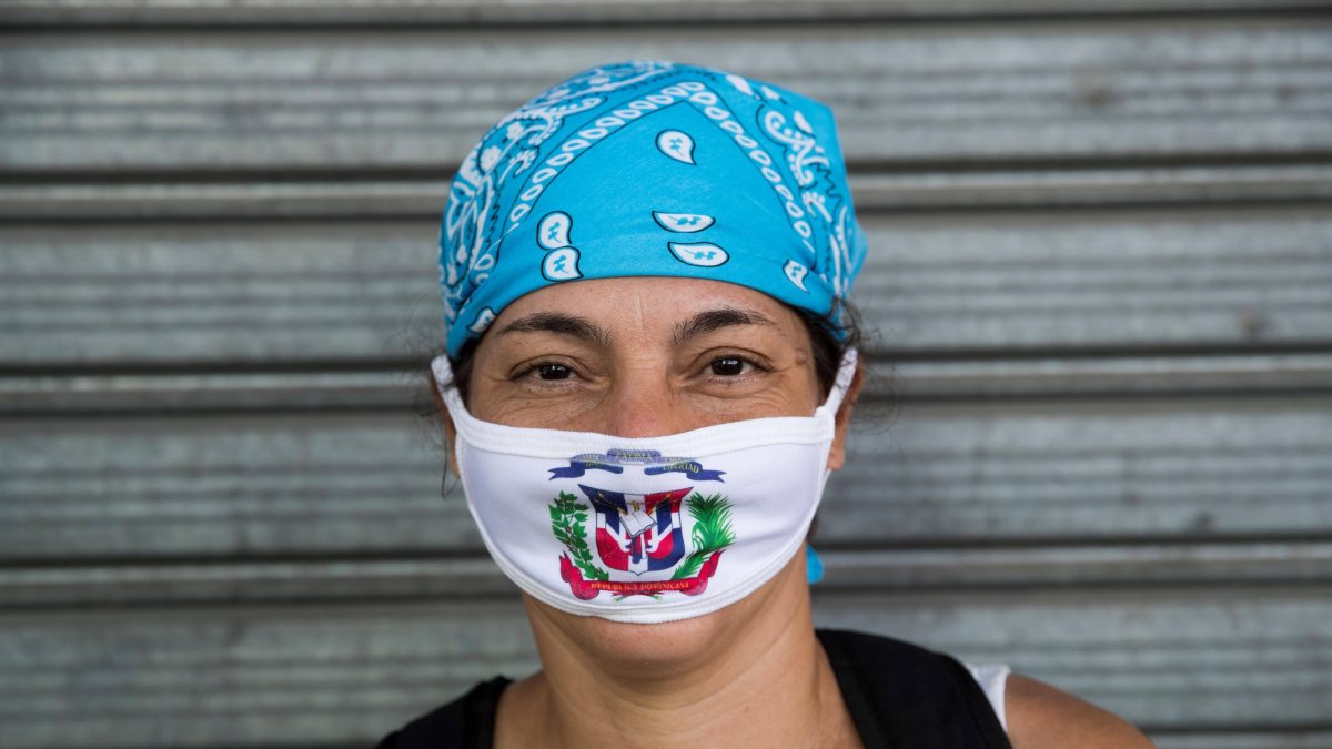 Muchos usan mascarillas para evitar inhalar el virus. Foto EFE.