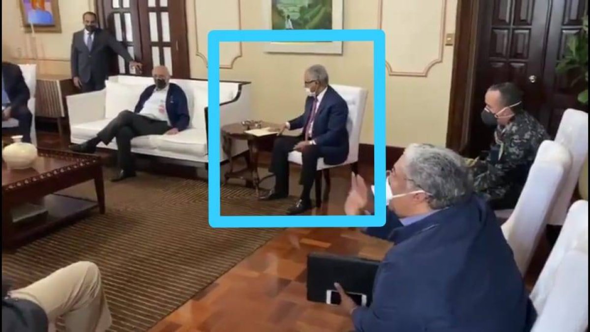 Ante el coronavirus, el ministro de Salud Pública de la República Dominicana, Doctor Rafael Sánchez Cárdenas, usó hoy una mascarilla aunque en reiteradas ocasiones ha aprovechado la prensa para recomendar a la población en general que no lo haga, a menos que presente síntomas.