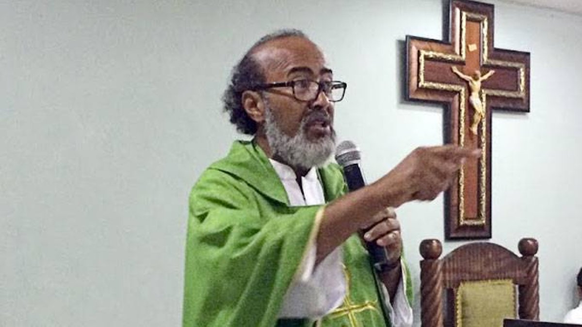 Un sacerdote de la iglesia católica la arremetió contra el ministro de Salud Pública, exponiendo que da pena y vergüenza la respuesta del funcionario frente a la realidad que vive este pueblo con relación al covid-19.