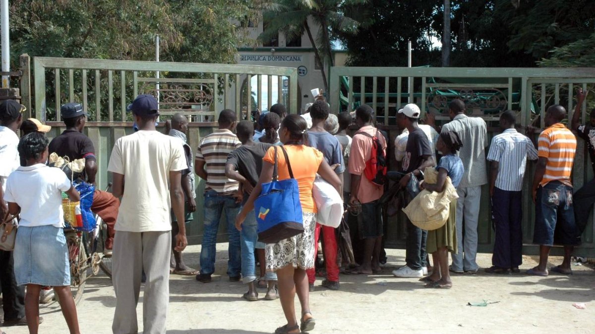 Algunos haitianos intentan cruzar la frontera en Dajabón. Foto de archivo. 14/01/10 Hoy Wilson Aracena.