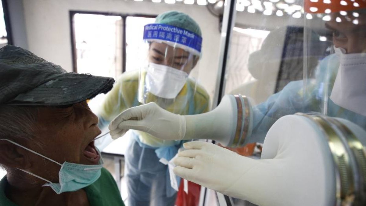 Medical staff proactively perform coronavirus checks within community in Bangkok