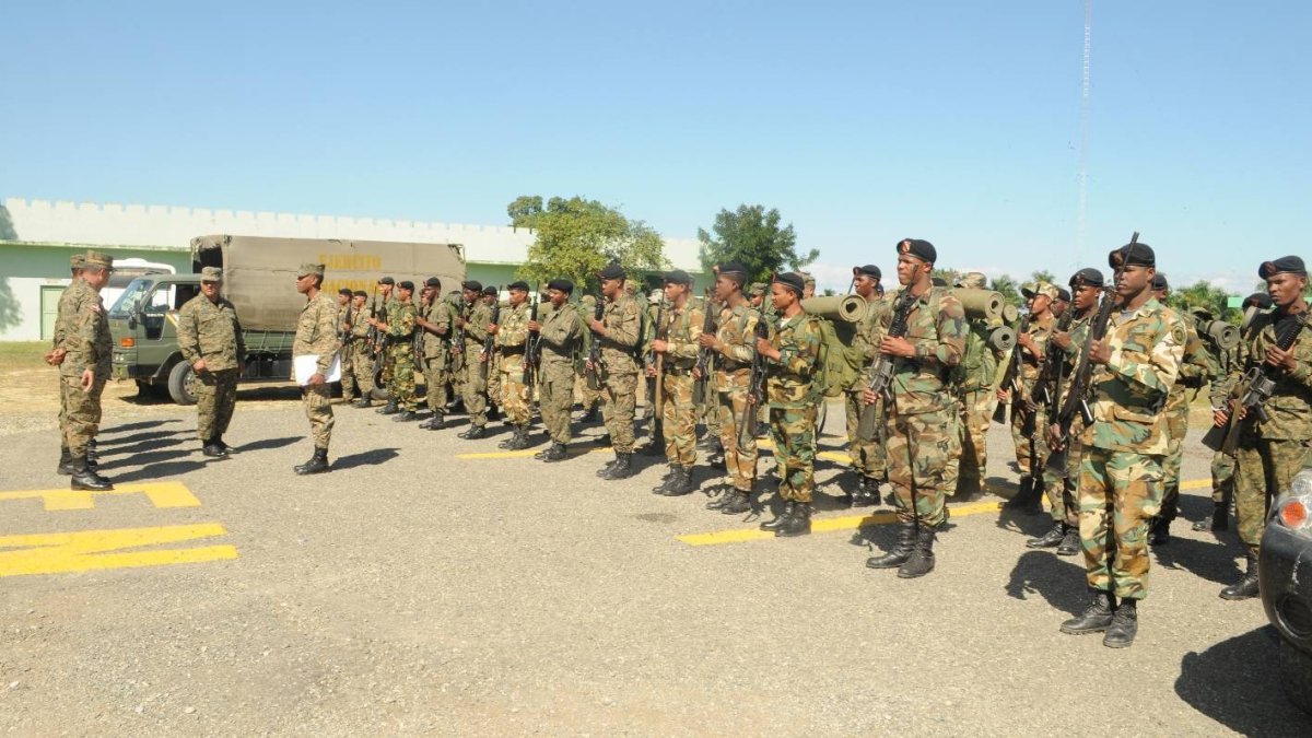 PROVINCIAS. MILITARES ENVIADOS A REFORZAR VIGILANCIA EN LA FRONTERA. COMENDADOR, ELIAS PIÑA. Archivo.
