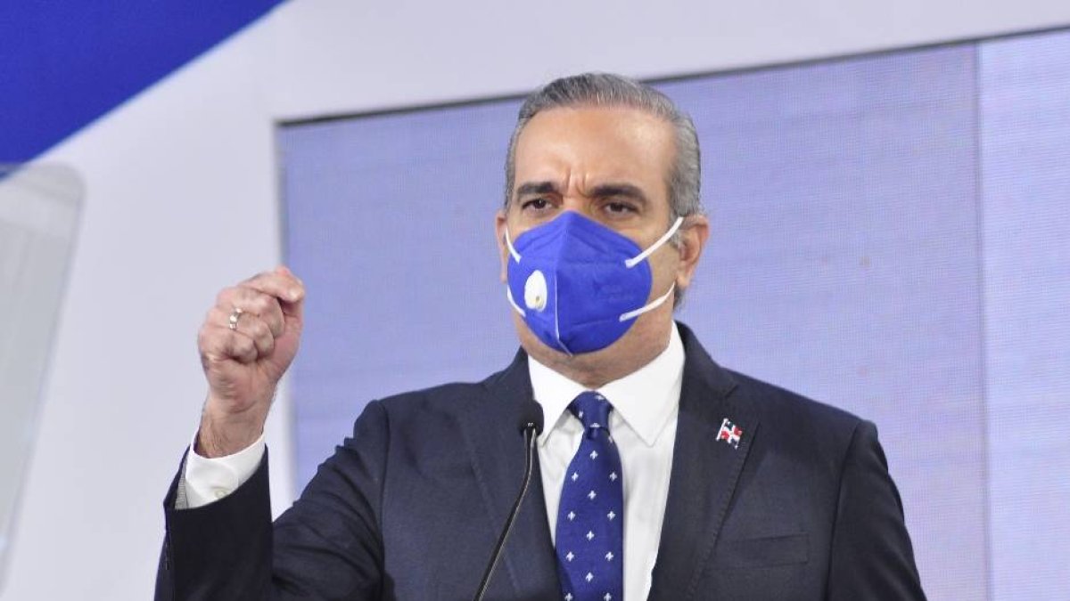 El pais.El presidente electo Luis Abinader recibe la mañana de hoy el certificado que lo acredita como el mandatario de la República Dominicana para el periodo 2020-2024, la entrega a Abinader y Raquel fueron entregados por el presidente de la JCE Julio César Castaños Guzmán en la sede central de la JCE.Hoy/Pablo Matos   15-7-2020