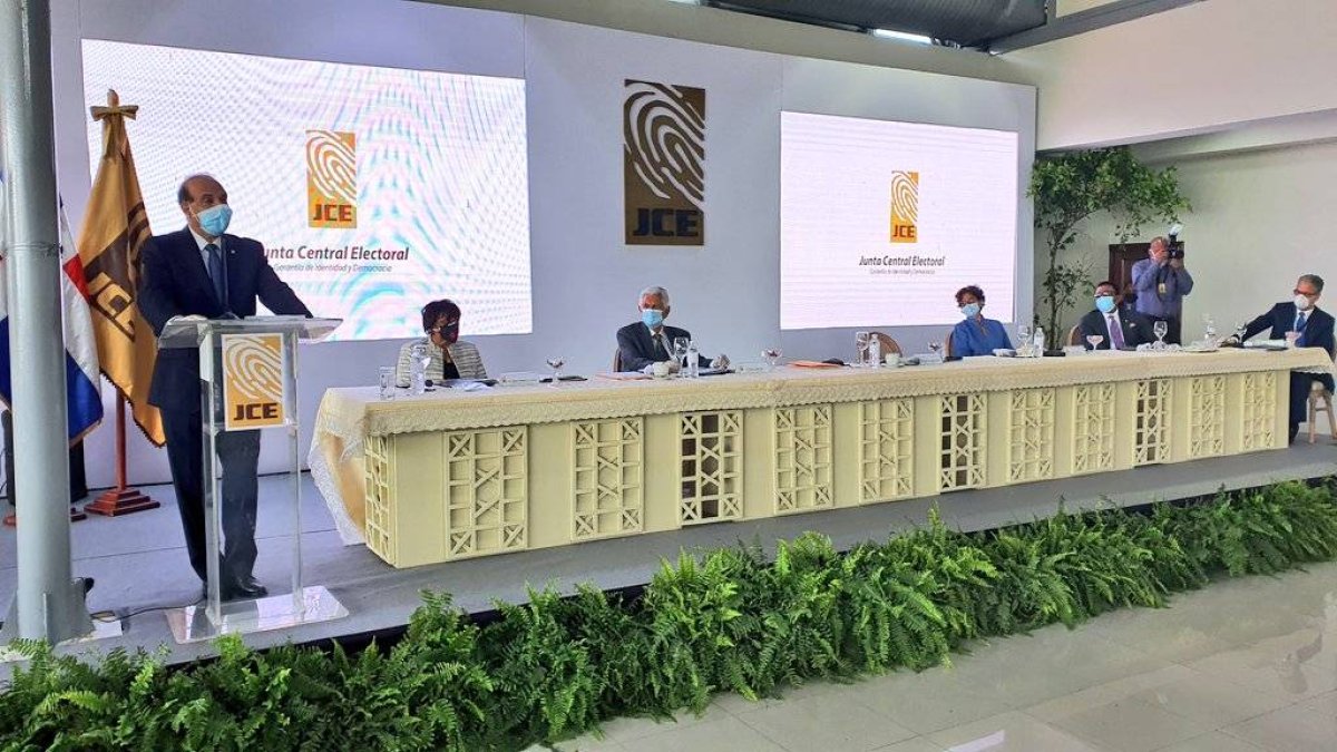 Ya inició la reunión de la JCE con presidentes de partidos
