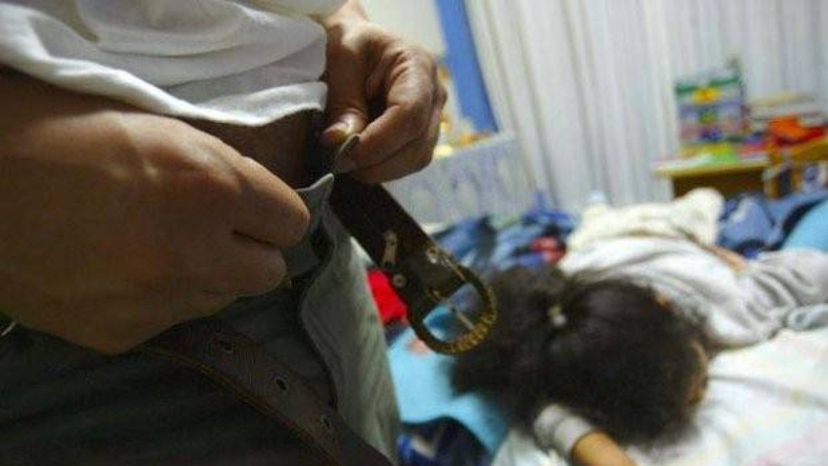 La Policía Nacional apresó a un hombre y su hermana por complicidad en violación de una niña. Foto alegórica.