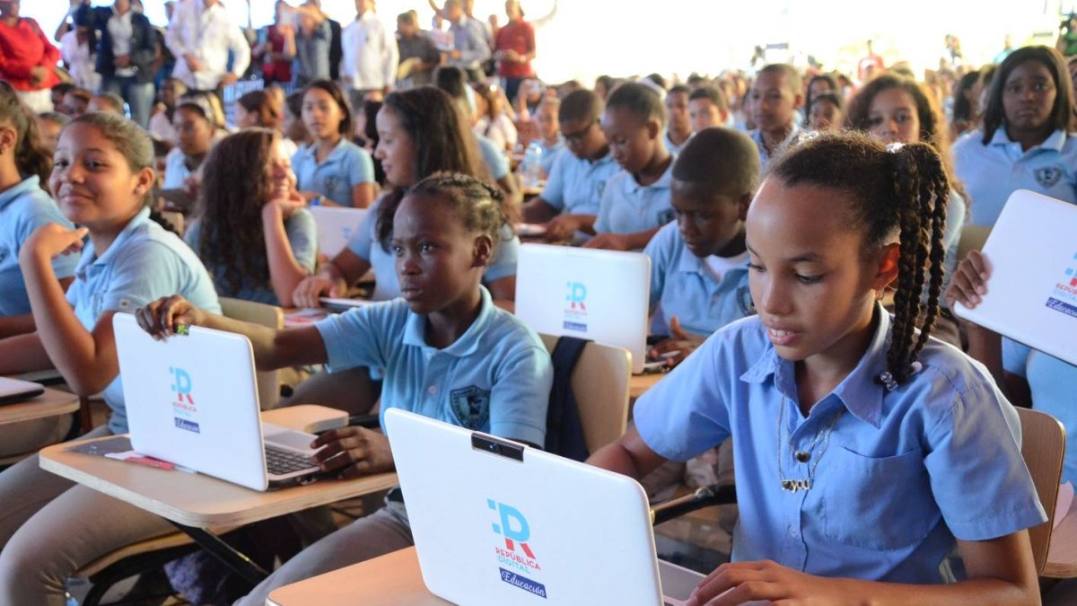 El presidente Danilo Medina y el ministro de educación,lanzarón la República digital, en el politecnico Francisco  Alberto Caamaño Deño,de Villa Mella/foto José de3 León