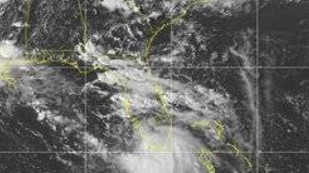 La imagen del sábado 12 de septiembre de 2020 proporcionada por la Oficina Nacional de Administración Oceánica y Atmosférica muestra la formación de la Tormenta Tropical Sally frente a las costas del sur de Florida. (NOAA vía AP)