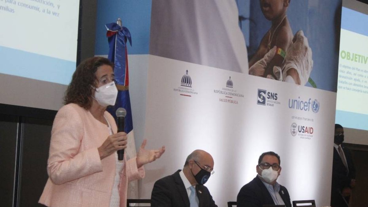 Informe de unicef  con el ministerio de salud publica y miembro de cometed se sala del gobierno. En foto : DR, Medio Lama,  Lic. Rosa Elcarte directora de UNICEF , Raquel Peña Vice Presidente , DR Plutarco Aria HOY Duany Nuñez, 9-9-2020