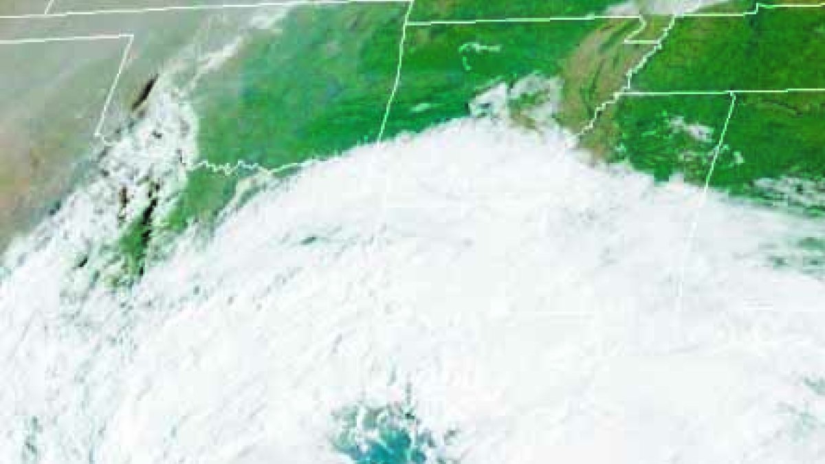 USA3813. MIAMI (ESTADOS UNIDOS), 21/09/2020.- Fotografía satelital cedida hoy por la Oficina Nacional de Administración Oceánica y Atmosférica (NOAA) de Estados Unidos por vía del Centro Nacional de Huracanes (NHC) que muestra la localización de la tormenta tropical Beta en la costa del Golfo de México este lunes a las 10:06 hora local (14:06 GMT). La tormenta tropical Beta se mueve lentamente hacia la costa de Texas, donde podría tocar tierra esta noche, con vientos máximos sostenidos de 50 millas por hora (85 km/h), aunque la marejada ciclónica es su mayor peligro. EFE/NOAA-NHC /SOLO USO EDITORIAL /NO VENTAS