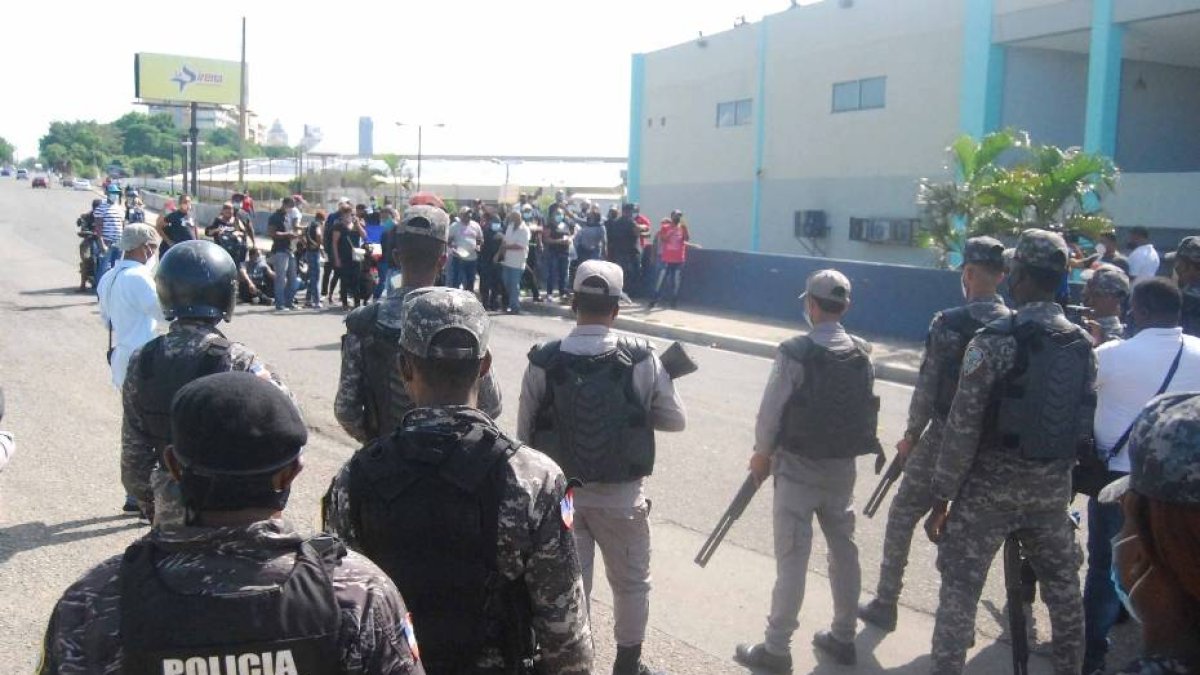Policia Nacional Inpide Protecta A Los Buhoneros De La Pulgas .Hoy .Foto Henry Santiago.20-09-2020