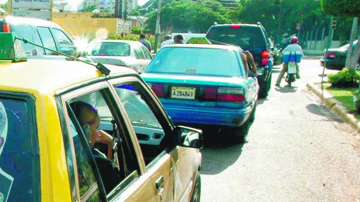 Partidos politicos mantienen una campaña de propaganda y publicidad en carros publicos. En este carro la del candidato del PRD, Miguel Vargas.
El Nacional/Reynaldo Brito
19/10/2007