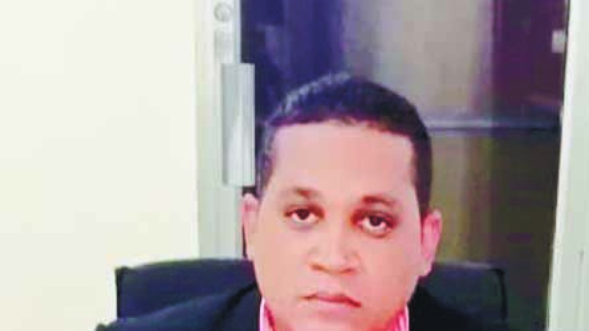 La Unión de Empresarios de Taxi(UET), denuncio que decenas de sus miembros sonapresados a diario pese a contar con un permiso de circulación en horario detoque de queda.
El presidente de la entidad, Julio Ángel Durán informo que los taxistas reportan a sus bases que tienen que dar entre 300 y mil pesospara que los dejen ir. Hoy/Fuente Externa 16/10/20