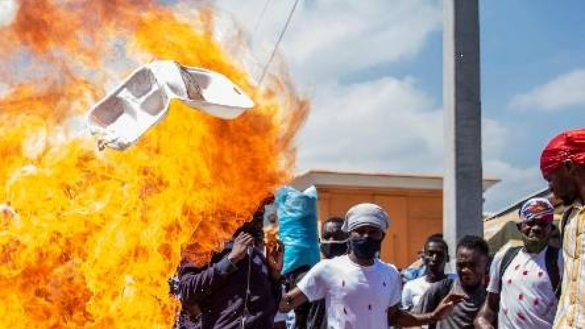 AME040. PUERTO PRÍNCIPE (HAITÍ), 01/09/2020.- Decenas de estudiantes de la Universidad Estatal de Haití se manifestan este martes, en las calles de Puerto Príncipe, contra la inseguridad y en repudio al asesinato del presidente del Colegio de Abogados del país, Me Monferrier Dorval, un crimen que ha consternado el país. Dorval fue asesinado la noche del 28 de agosto por desconocidos frente a su casa en el sector capitalino de Pèlerin, no muy lejos de la residencia del presidente haitiano, Jovenel Moise. EFE/Jeanty Emmanuel