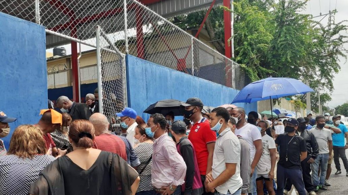 Decenas esperaron fuera del Club Los Pioneros, en Villas Agrícolas, para inscribirse en SENASA.