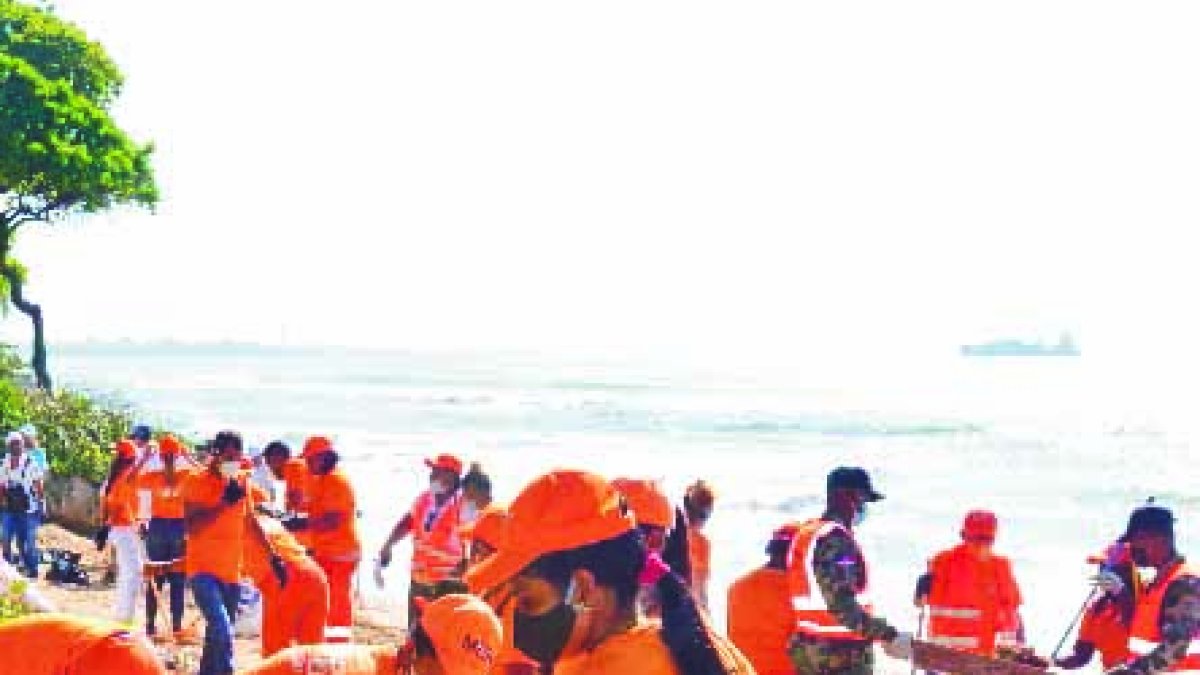 Más de 400 servidores del Ministerio de Obras Públicasy Comunicaciones (MOPC), bajo la orientación del ministro Deligne Ascención,participaron este sábado en un amplio operativo de limpieza de playas y riberasde ríos, en apoyo al Ministerio de Medio Ambiente y Recursos Naturales.  Por el MOPC estuvieron en la coordinación, la directora de ProgramasSociales y Comunitarios, Yasmina Veras García, y el director de la Comipol,general Rafael Vásquez Espínola, mientras que, por el Ministerio de MedioAmbiente, encabezó el ministro Orlando Jorge Mera.  Hoy/Fuente Externa 20/09/20