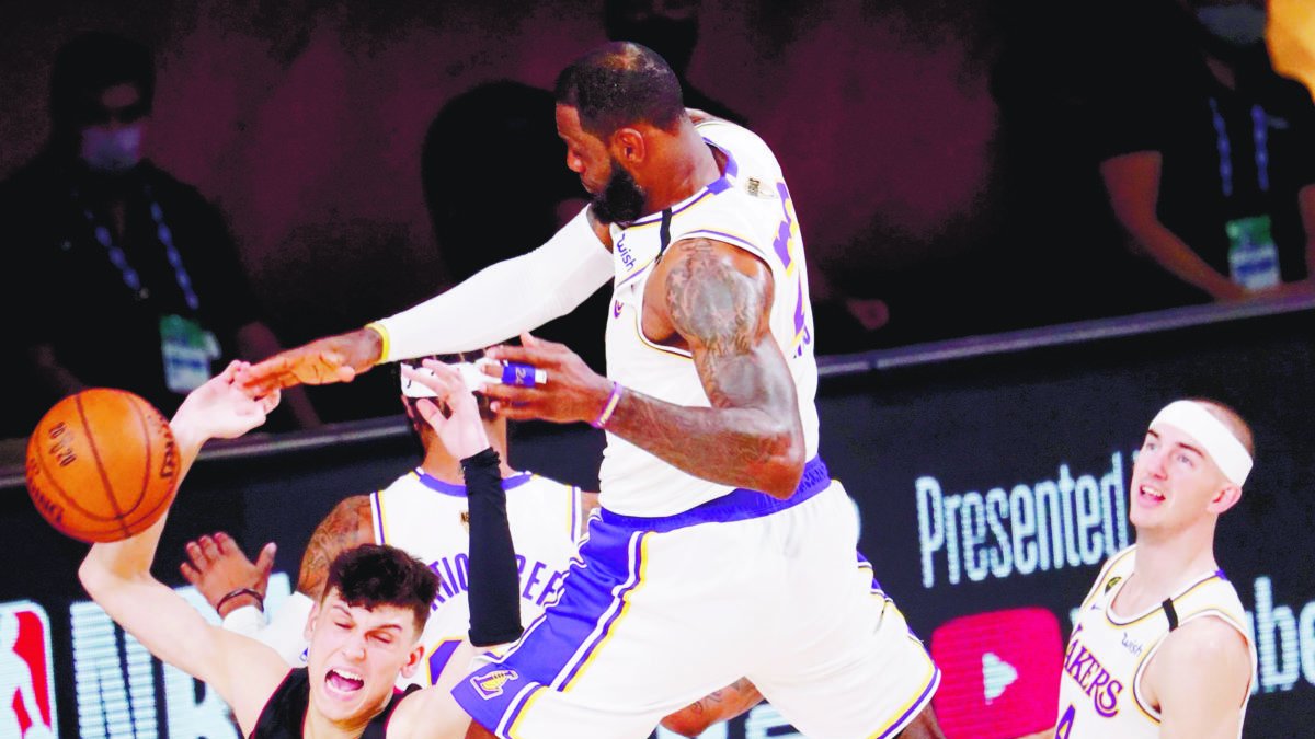 Kissimmee (United States), 04/10/2020.- Los Angeles Lakers forward LeBron James (top) bats the ball away after Miami Heat guard tyler Herro (C) was fouled by Markieff Morris (obscured) in the first quarter of their NBA Finals basketball game three between the Los Angeles Lakers and the Miami Heat at the ESPN Wide World of Sports Complex in Kissimmee, Florida, USA, 04 October 2020. (Baloncesto, Estados Unidos) EFE/EPA/ERIK S. LESSER SHUTTERSTOCK OUT