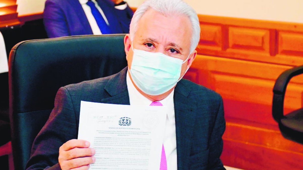 La Comisión Especial conformada por el pleno del Senado de la República en sesión del 23 de septiembre del presente año, para tratar la resolución a través de la cual se solicita un levantamiento de información sobre el estado de situación de ministerios y gestión administrativa acordó enviar una comunicación con anexo de la iniciativa, a todos los ministros del Gobierno informándoles sobre el plazo que tienen para enviar un informe acabado sobre la situación en que encontraron en esas instituciones.
El senador Antonio Taveras  Guzmán (Santo Domingo), presidente de la Comisión, dijo, además, que una subcomisión visitará algunos ministros y otros serán convocados al Senado, para conocer el avance del levantamiento que se realiza en los organismos que presiden.  Hoy/Fuente Externa 21/10/20