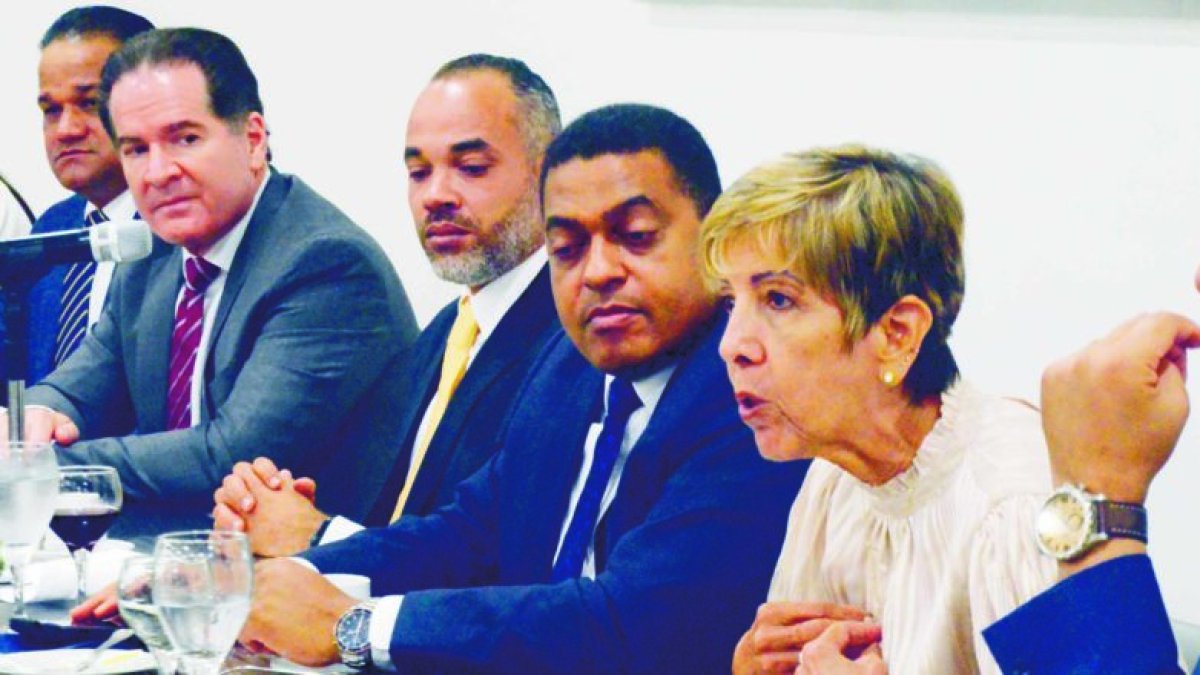 Almuerzo del Grupo de Comunicaciones Corripio. Representantes de Puerto Plsata. Douglas Pichardo, Ginette Bournigal, Ramon Dorrejo, Reynaldo Peguero, Wanda Hernandez. Jorge Gonzalez