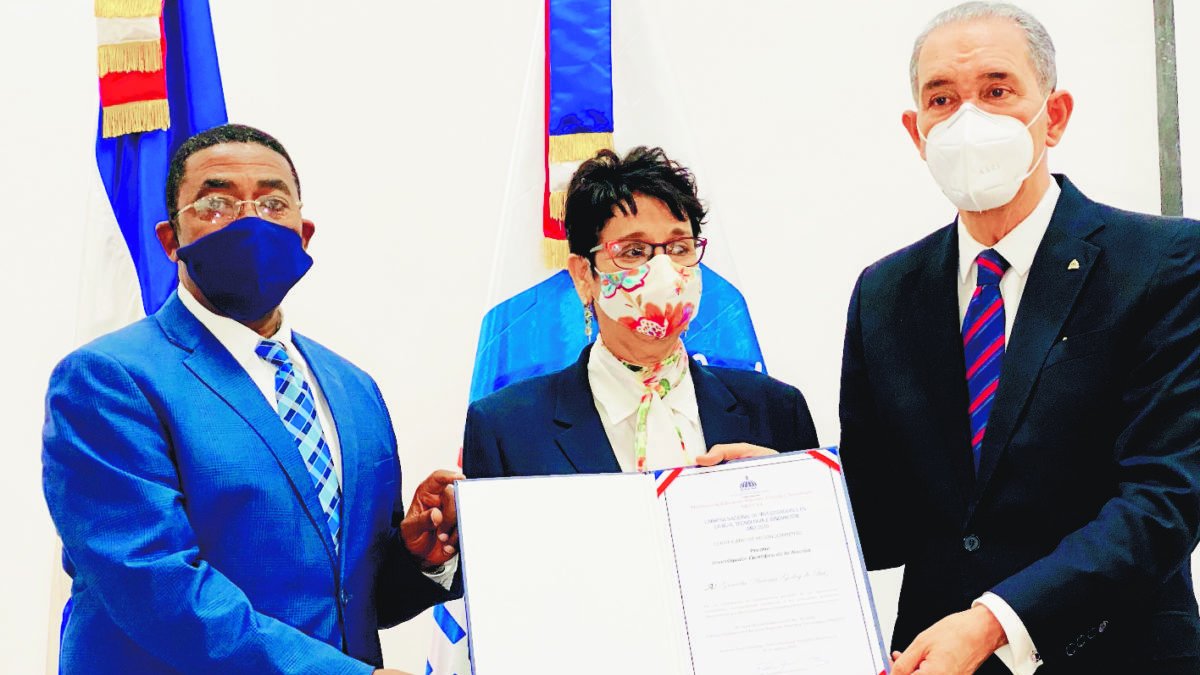 Ministerio de Educación Superior, Ciencia y Tecnología (MESCYT) presentó al país este viernes a los nuevos miembros de la Carrera Nacional de Investigadores en Ciencia, Tecnología e Innovación 2020, los cuales recibieron un certificado que reconoce su acreditación e incentivos en metálicos.
El acto fue encabezado por el ministro del MESCYT, doctor Franklin García Fermín, quien también entregó la Premiación de los Investigadores Científicos de la Nación 2020.  Hoy/Fuente Externa  11/12/20