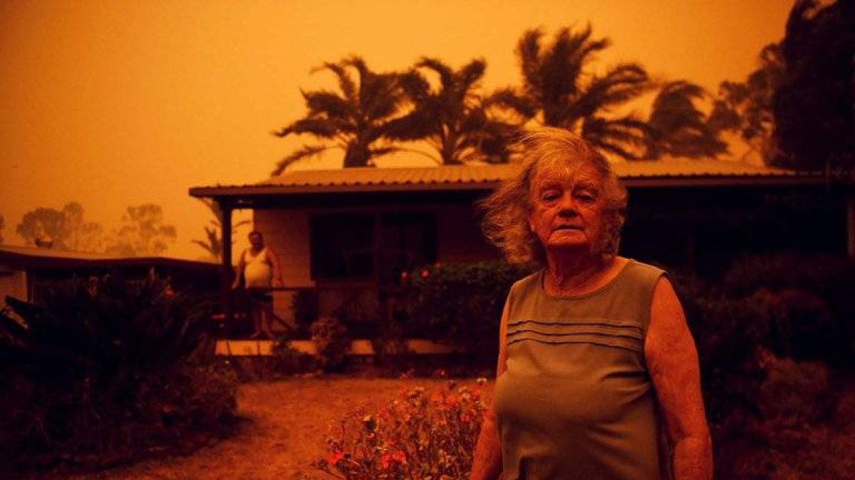 Nancy Allen, frente a su casa envuelta en el humo, los vientos y las ceniza de los incendios forestales en el sur de Australia. (4 de enero)